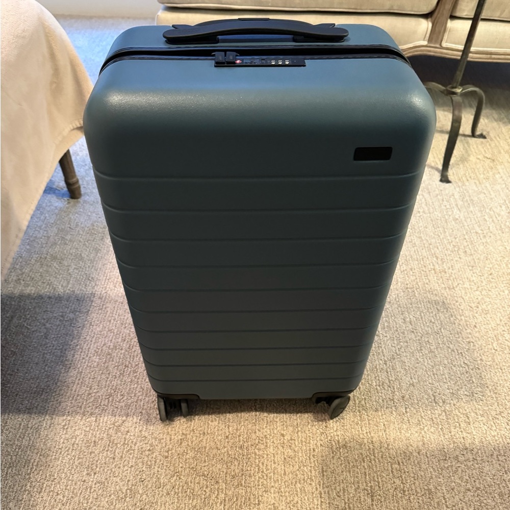 AWAY CARRY-ON LARGE FLEX BAG/Pristine Condition